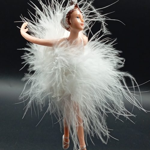 D058 tamsiaplaukė baltų plunksnų balerina